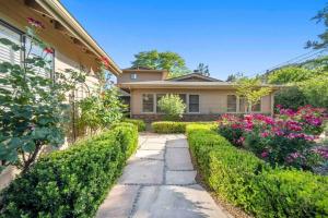 Ein Garten an der Unterkunft Upscale Uptown retreat home with HotTub and Views