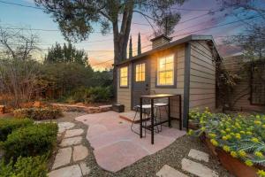 Ein Garten an der Unterkunft Upscale Uptown retreat home with HotTub and Views