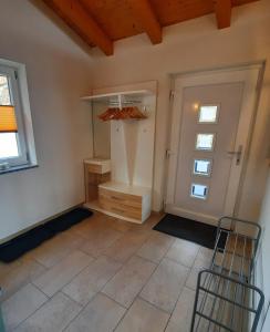 ein kleines Zimmer mit einem Schrank und einer Tür in der Unterkunft Haus am Römerweg in Lermoos