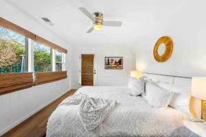 Ein Bett oder Betten in einem Zimmer der Unterkunft Upscale Uptown retreat home with HotTub and Views