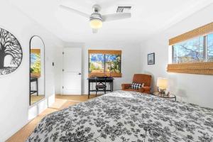 Ein Bett oder Betten in einem Zimmer der Unterkunft Upscale Uptown retreat home with HotTub and Views