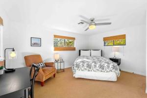 Ein Bett oder Betten in einem Zimmer der Unterkunft Upscale Uptown retreat home with HotTub and Views