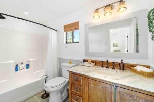 Ein Badezimmer in der Unterkunft Upscale Uptown retreat home with HotTub and Views