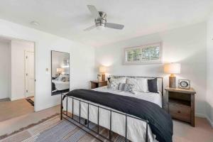 Ein Bett oder Betten in einem Zimmer der Unterkunft Upscale Uptown retreat home with HotTub and Views