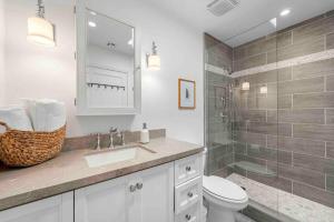 Ein Badezimmer in der Unterkunft Upscale Uptown retreat home with HotTub and Views