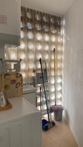 een witte keuken met een dweil en een raam bij Carihuela Plaza del Remo in Torremolinos
