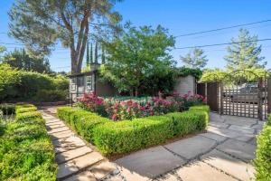 Ein Garten an der Unterkunft Upscale Uptown retreat home with HotTub and Views