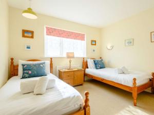 sypialnia z 2 łóżkami i oknem w obiekcie 3 Bed in Brixham BX004 w mieście Brixham