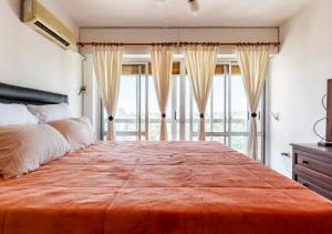 1 cama grande en un dormitorio con ventana grande en Departamento Céntrico en Ciudad de Córdoba en Córdoba