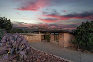 Casa con vistas a la montaña en Luxury Uptown home with Epic Views and Hot Tub, en Sedona