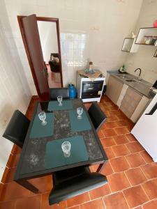 einen Tisch mit Weingläsern darauf in der Küche in der Unterkunft Casa Temporada Espaço Vip in Barra do Garças