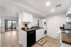 Kitchen o kitchenette sa Uptown Walk Out basement with Ultimate views and Hot Tub