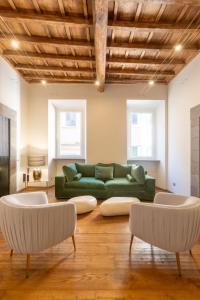 sala de estar con sofá verde y 2 sillas en Fontana di Trevi Roma Luxury Suite, en Roma