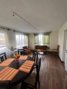sala de estar con 2 mesas y sofá en Casa Zapata en Cochabamba