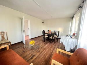 Casa Zapata في كوتشابامبا: غرفة معيشة مع طاولة وأريكة