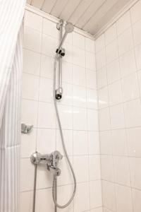 y baño con ducha con cabezal de ducha. en 2ndhomes Central & Cozy 1 BR Apartment in Kaisaniemi en Helsinki