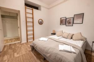 1 dormitorio con cama y escalera en 2ndhomes Central & Cozy 1 BR Apartment in Kaisaniemi en Helsinki