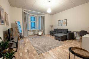 a living room with a couch and a tv at 2ndhomes Central & Cozy 1 BR Apartment in Kaisaniemi in Helsinki