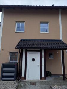 una casa con una puerta blanca y un techo en Ferienhaus am Mondsee en Mondsee