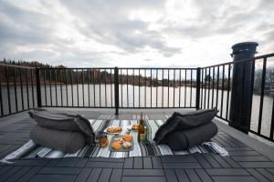 una mesa con comida y bebida en el balcón en MiniBora Le lichen - Cantons-de-l'Est, en Bury