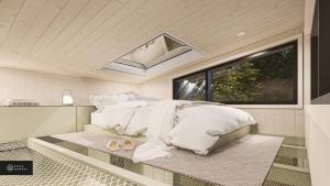 1 dormitorio con 1 cama con sábanas blancas y ventana en MiniBora Le lichen - Cantons-de-l'Est, en Bury