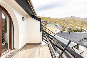 un balcone con vista su una montagna di El Duplex de Valsain a Sierra Nevada