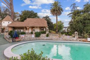 una piscina frente a una casa en Mack - Six Flags, Universal, LAX, private studio, en Santa Clarita