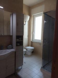 uma casa de banho com um WC, um lavatório e um chuveiro em Casa Rossi em Pomigliano dʼArco