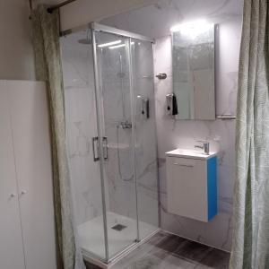 y baño con ducha y lavamanos. en Habitación acogedora en casa de piedra, en Vigo