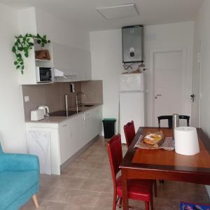 cocina y comedor con mesa y sillas en Habitación acogedora en casa de piedra, en Vigo