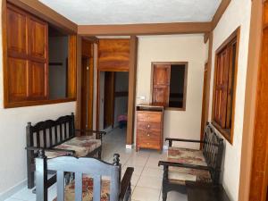 sala de estar con 2 bancos y vestidor en Casa Foranea, en Concepción