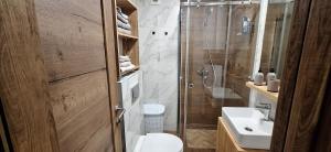 Ένα μπάνιο στο Apartman Dunati