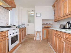Η κουζίνα ή μικρή κουζίνα στο 2 Bed in Westward Ho 66472 +3 φωτογραφίες