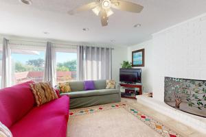 TV a/nebo společenská místnost v ubytování Bright home with spacious deck, beach access, central AC & WiFi