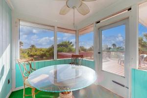 Balkón nebo terasa v ubytování Bright home with spacious deck, beach access, central AC & WiFi