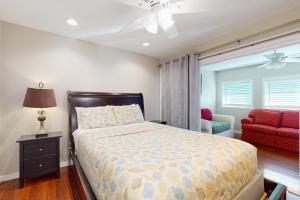 Postel nebo postele na pokoji v ubytování Bright home with spacious deck, beach access, central AC & WiFi + 17 fotografií