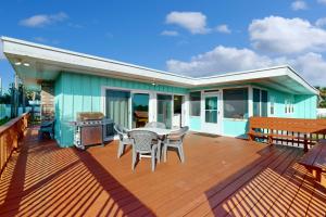 Balkón nebo terasa v ubytování Bright home with spacious deck, beach access, central AC & WiFi