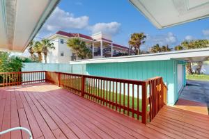 Bazén v ubytování Bright home with spacious deck, beach access, central AC & WiFi nebo v jeho okolí