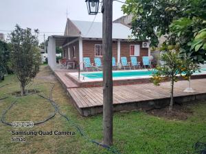 una casa con piscina en una terraza de madera en LO DE MERY en Termas de Río Hondo