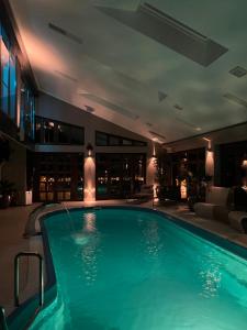 uma grande piscina num quarto de hotel em Pensiunea ANCA RESORT em Sălciua de Jos