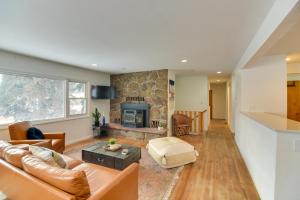 uma sala de estar com um sofá e uma lareira em Conifer Home with Deck, 6 Mi to Staunton State Park! em Conifer