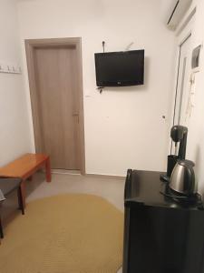 TV a/nebo společenská místnost v ubytování Giorgos studio Trikala