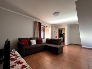 sala de estar con sofá y mesa en Pink House, en Ponta do Sol