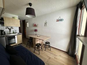 サモエンヌにあるSamoens 1600, Grand Massifのテーブルとキッチン付きの小さな部屋
