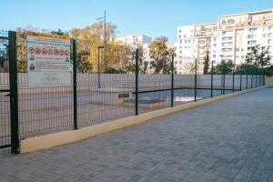 een hek met een bord naast een gebouw bij Appartement luxueux Prestigia in Rabat