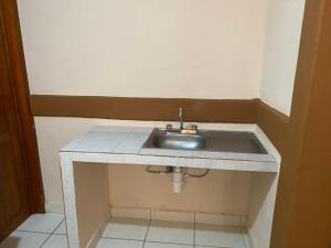 un lavabo en la esquina de una habitación en Casa Foranea, en Concepción