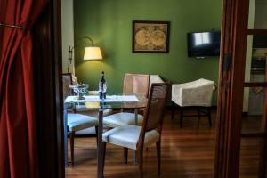 - une table à manger avec des chaises et une bouteille de vin dans l'établissement Live Montevideo from the Old Town, à Montevideo