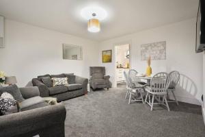 sala de estar con sofá, mesa y sillas en North Lincs Cosy Home en Messingham