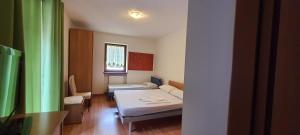 阿萊蓋的住宿－Casa Nili，小房间设有床和沙发