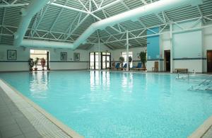Bazén v ubytování DoubleTree by Hilton Edinburgh Airport nebo v jeho okolí
